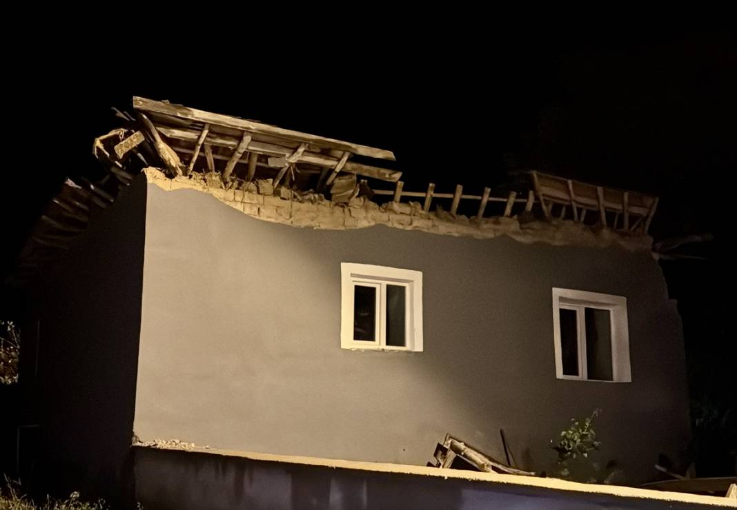 Sel felaketi yaşayan ilimizde 1 ev çöktü 2